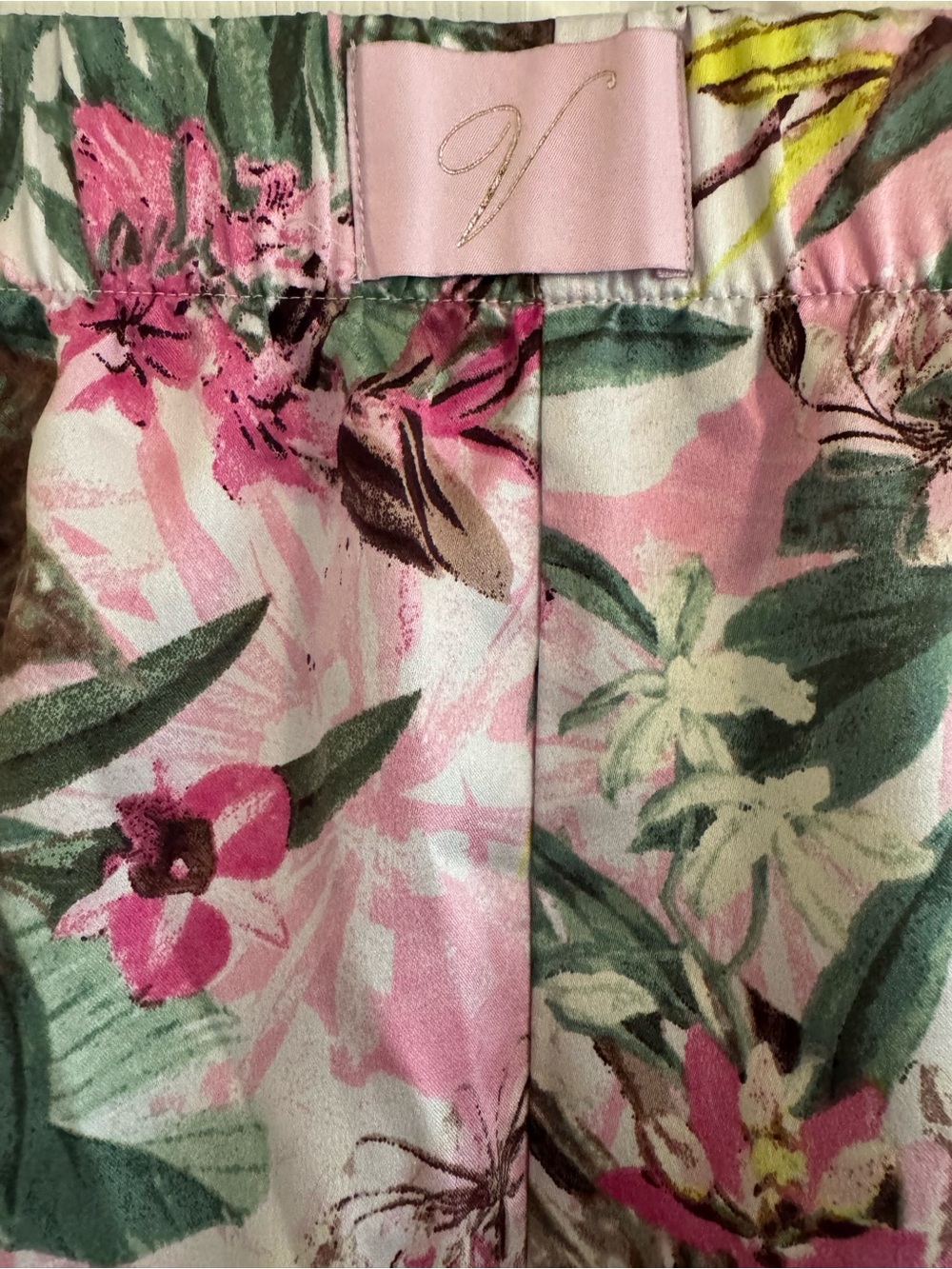 Victoria's Secret, floral-patterned two-piece satin pajama set or loungewear. - Picture 4 of 11